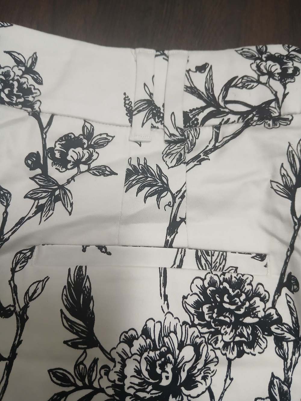 White House Black Market White and Black Floral Bermuda Shorts - Picture 4 of 7